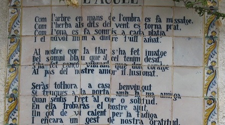 Tabliczka przy jednym z domków na drodze z Lloret de Mar do Tossy – Interhome