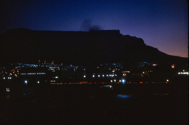 Cape Town  w  nocy widziany  z  portu.