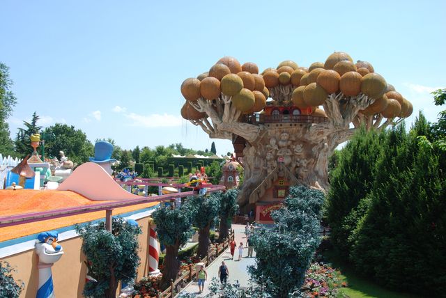 magiczne drzewo w parku Gardaland (jez.Garda), Włochy