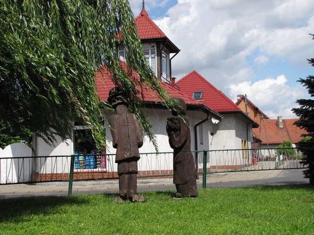 rzezby w centrum przy parku