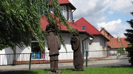 rzezby w centrum przy parku – Damasławek, Polska