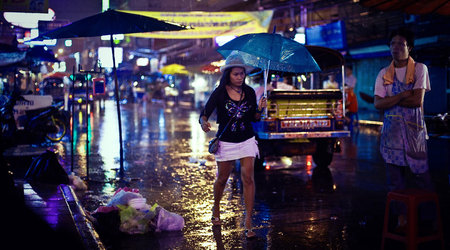 gorący deszcz na Khaosan Road w Bangkoku – Tajlandia