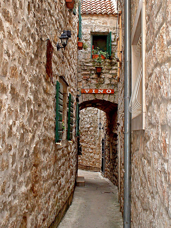 Chorwacja, Vodice, przesmyk między kamienicami