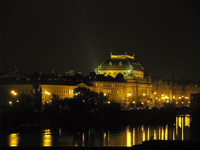 Praga  czechy  widok na teatr narodowy