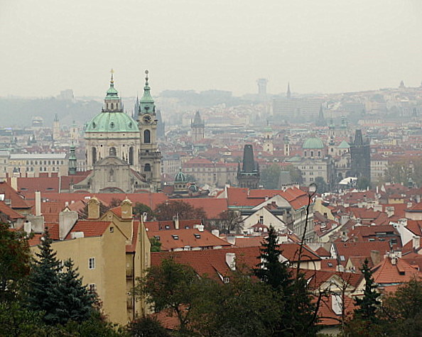 Praga  czechy  widok z ogrogow na walach hradczanskich na mala strane 