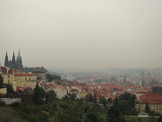 Praga  czechy  widok z strahowskiego klasztoru na hradczany   po lewej  mala strane