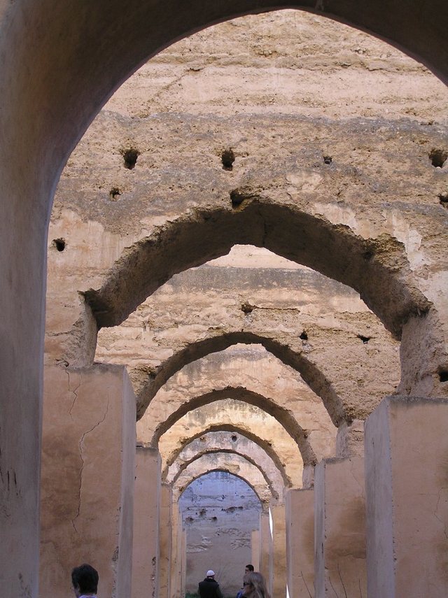 Meknes, Heri es Swani - spichlerz i stajnie