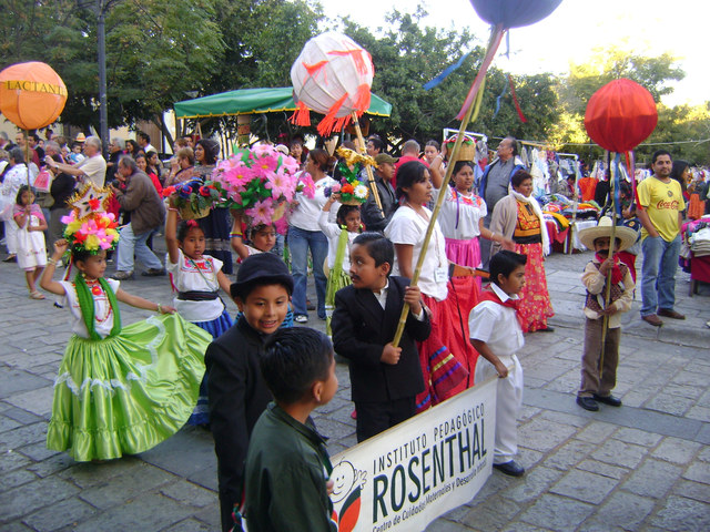 guelaguetza wersja uliczna, dziecieca:)