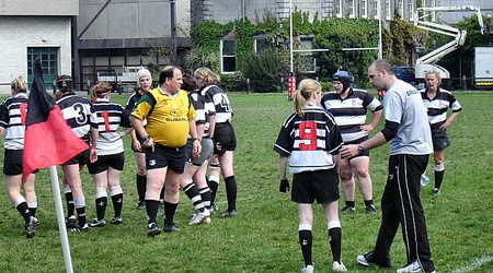 Uniwersytet w Dublinie - seksowny trening  żeńskiej  drużyny  rugby. – Irlandia