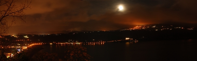 Rocca di Papa na tle Lago Albano z Castel Gandolfo