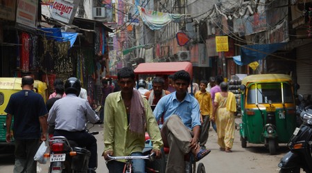 Codzienne życie na Main Bazar w Paharganj – Indie