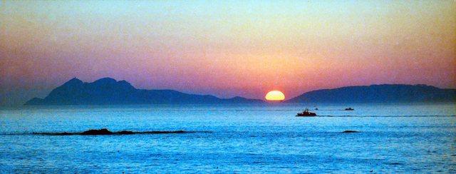 Zachód  słońca, a  rybacy  do  pracy!