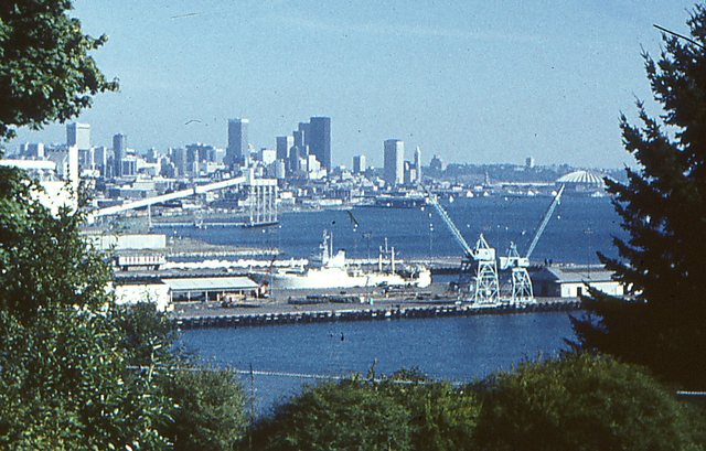 R.V. Profesor  Siedlecki w  basenie  portowym  Seattle