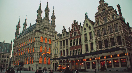 Ratusz i kamieniczki przy rynku – Leuven, Belgia
