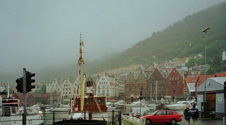 Bergen w bardziej typowej  scenerii – Norwegia