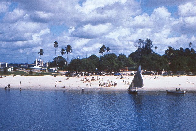Dar es Salaam - sprzedaż ryb  na  plaży
