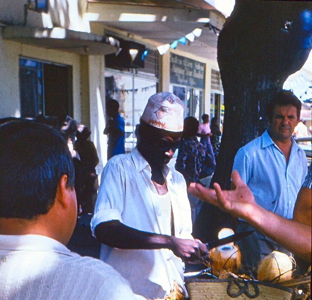 Dar es Salaam - sprzedawca kokosów
