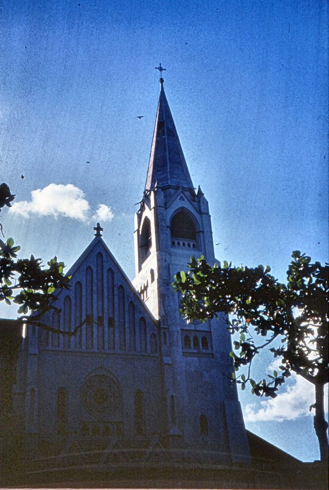 Dar es Salaam - katedra -  pozostałość po  misji  francuskiej