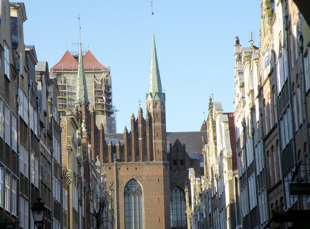 Gdańsk-zima 2009 - szczyty kamienic ul. Mariackiej