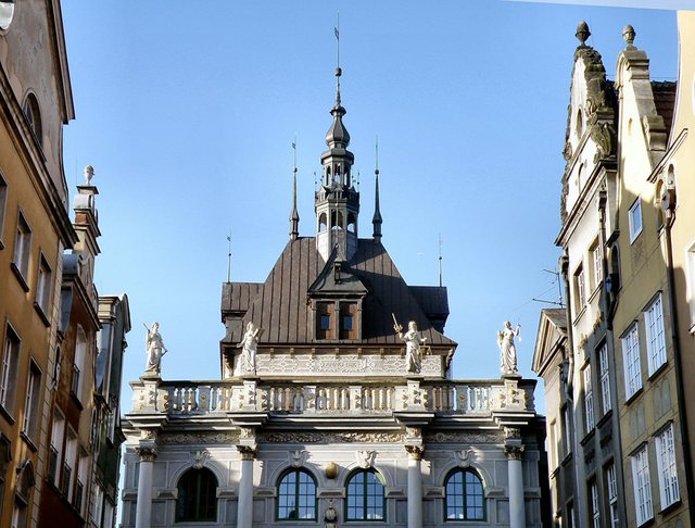 Gdańsk-zima 2009 - Złota  Brama,  a  z tyłu  Katownia