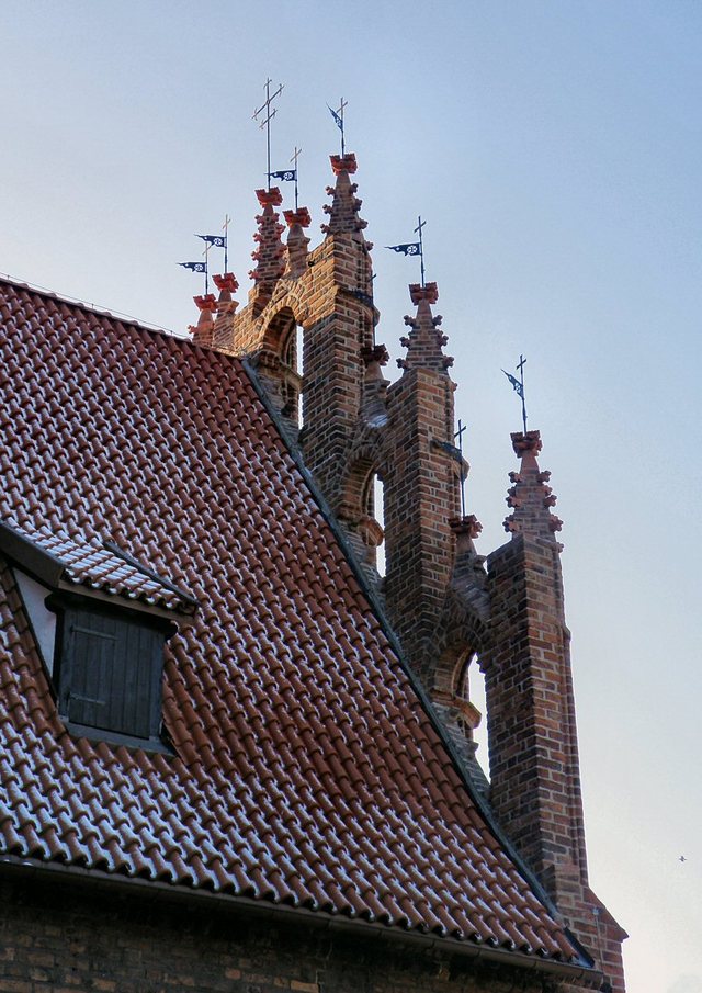 Gdańsk-zima 2009 - gotyckie  attyki  kościoła Św. Trójcy