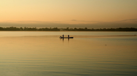 Rio Dulce wchód słońca, rybacy – Gwatemala