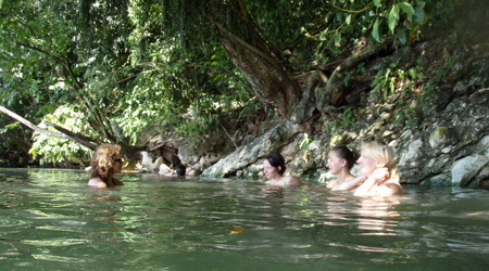 Kąpiel w gorących żródłach – Rio dulce, Gwatemala