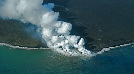 lawa wulkanu Kilauea wpadajaca do oceanu – Captain cook, Stany Zjednoczone Ameryki