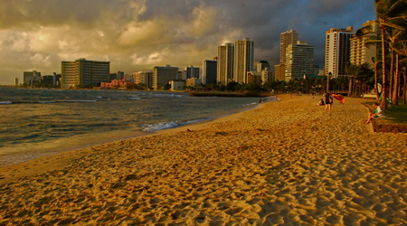 Wieczorem na plazy Waikiki – Honolulu, Stany Zjednoczone Ameryki