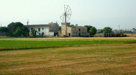 Wiatrak , wioska koło Palmy de Mallorca – Majorka, Hiszpania