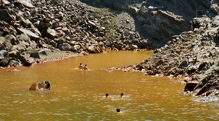 Wulkan  Nea Kameni - kąpiel  w  gorącej   i zasiarczonej  zatoczce – Grecja