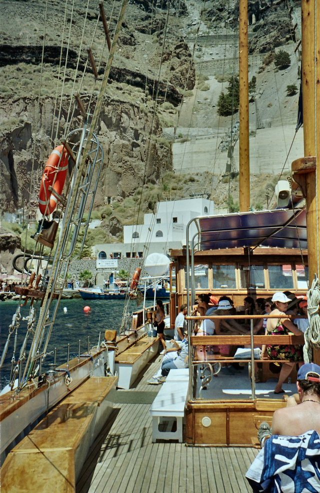 Odpływamy z Santorini na  Nea Kameni 