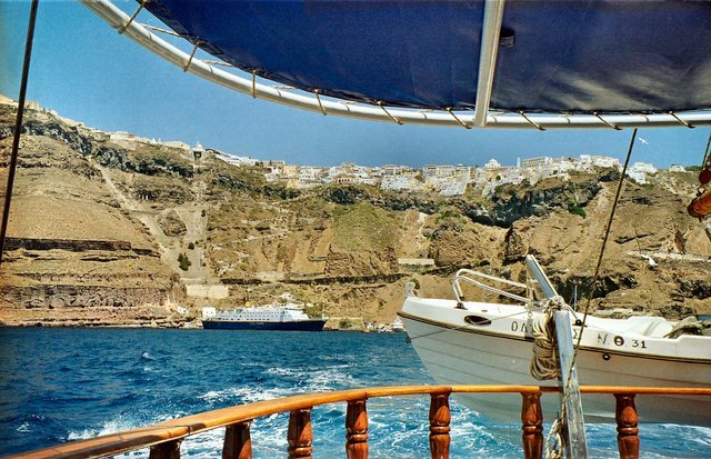 Odpływamy z Santorini na  Nea Kameni 
