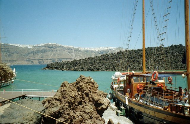 Nea Kameni - cumowanie w  zatoczce z lawy 