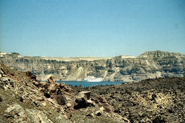 Santorini  poprzez  morze  lawy