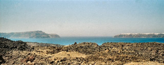Widok  z Nea Kameni na  wlot  Santorini