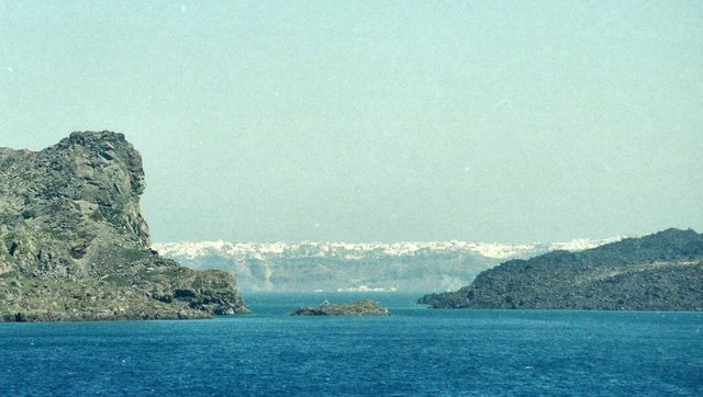 Widok  z  jachtu  pomiędzy  Nea Kameni i  Palea  Kameni