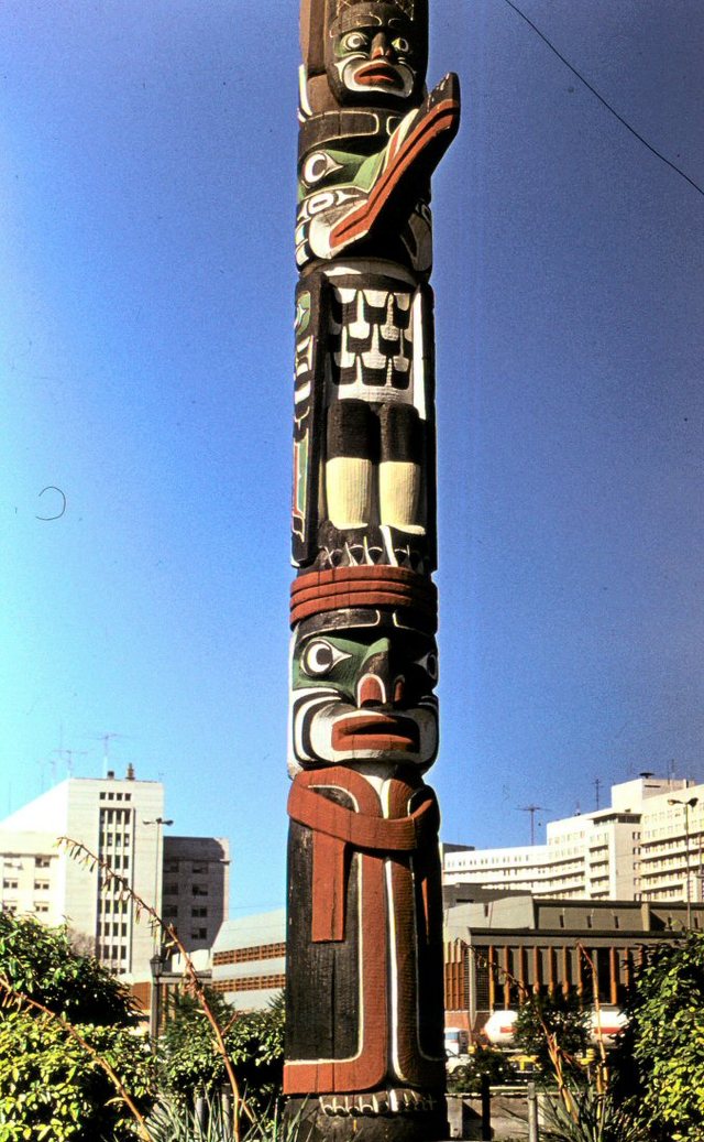 Bs.As - totem  indiański  przed  hotelem  Sheraton - pomieszanie  z  poplataniem