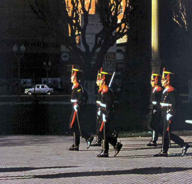 Bs.As - Plaza de Mayo - zmiana  warty w  katedrze -mundury napoleońskie!