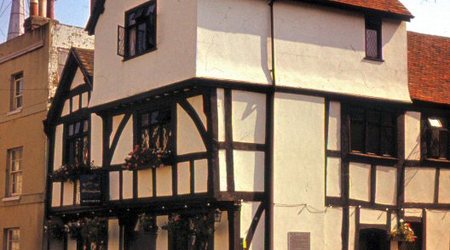 Southampton - pub  z wiekszej  odległości – Wielka Brytania