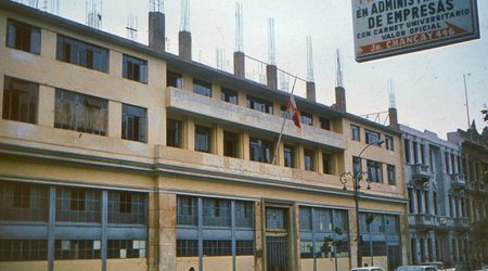 Lima - warto  zwrócić uwage na  wystające  zbrojenia - znak,  ze  dom  nie  jest  skończony i  nie  płaci podatków – Peru