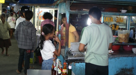 Lokalny market w Sanur - miejsce gdzie można zjeść tradycyjne dania wraz z tubylcami. – Indonezja