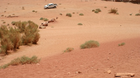 Czerwony piasek na pustyni Wadi Rum – Jordania