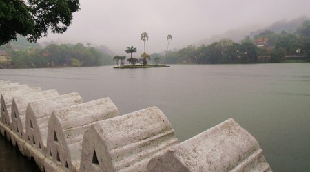widok na jezioro Kandy – Sri Lanka