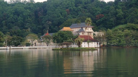 świątynia Dalada Maligawa zza jeziora Kandy (2) – Sri Lanka