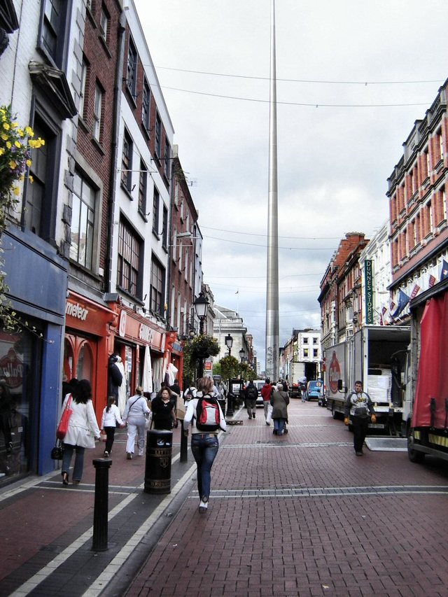 Dublin - O'Connel  Str. z The Spire of  Dublin