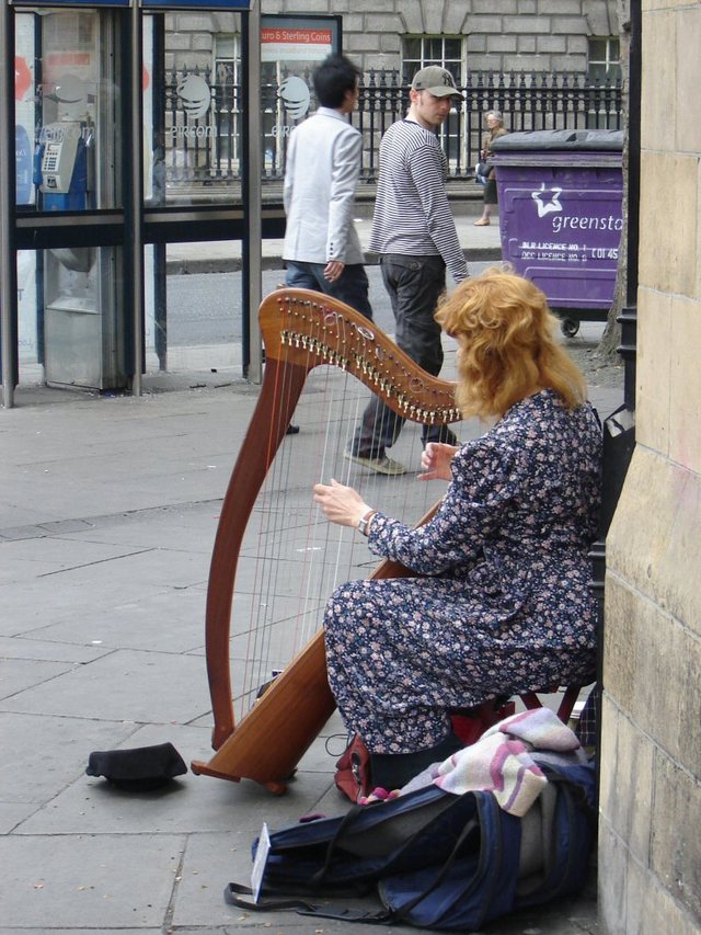 Dublin - harfistka  z  narodowym  instrumentem  clarsach