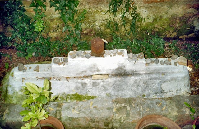 Kreta-Chania-symboliczny  grób na  dziedzińcu  synagogi