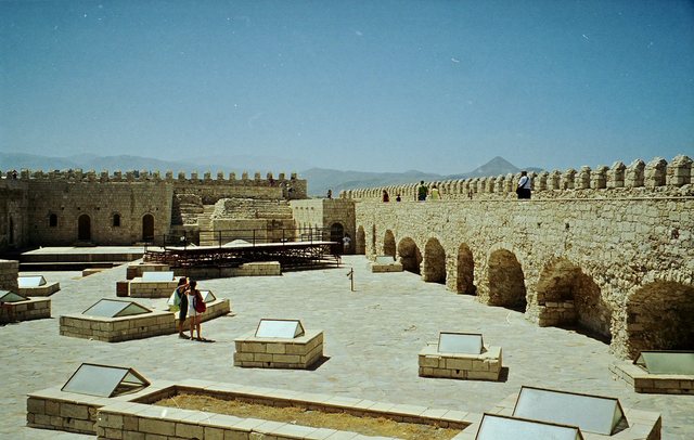 Heraklion- na  dziedzińcu  weneckiego  fortu