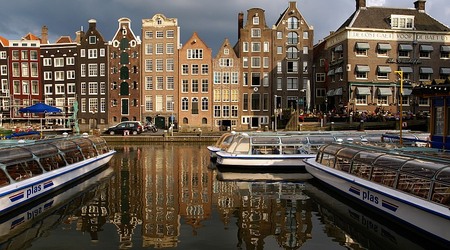 Amsterdam Damrak i statki wycieczkowe – Holandia
